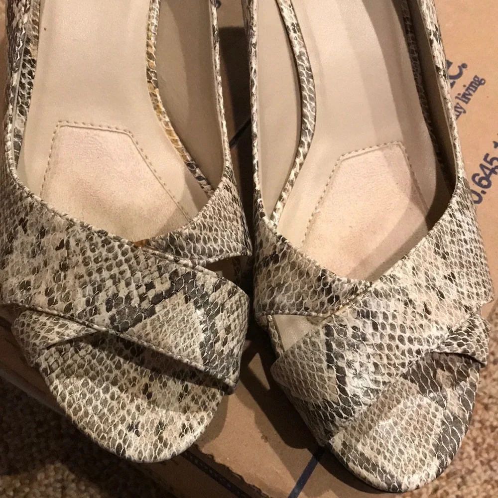 Size 8 shoes snakeskin print VEGAN peep toe heels gray white textured pumps EUC